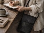本革 豚革 マップバッグ／ブラック ｜既製品とは少し違う、軽くて静かな薄型ショルダー