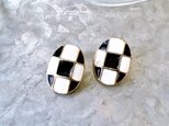 Y1081-ヴィンテージイヤリング U.S.A. 1970〜80s Black and white enamel paintedの画像