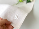 気取らないイニシャル｜ソフトリネンの手刺繍ハンカチ（選べる布色・サイズ・イニシャル対応）