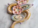 桜流水へびのブローチ