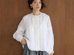 幅広いシーンで活躍可能麻のブラウス　ラミーブラウス　レース切替　250217-1