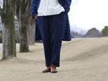 奥深い色合いの藍染ズボンの画像