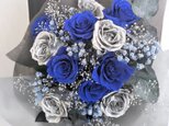 【プリザーブドフラワー／青い薔薇とシルバーローズ11輪の花束・ラッピング付き】の画像