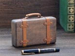 木製のレトロな旅行カバンのような万年筆ケースの画像