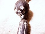 黒いガイコツのストラップの画像