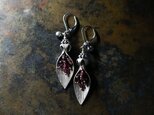 葉っぱのようなカレンシルバーとたわわなガーネット、インドシルバー鈴のピアス