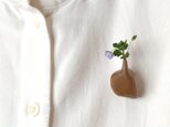 私のブローチ　「花を連れる」