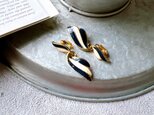 Y1100-ヴィンテージイヤリング U.S.A. 1980s Gold Tone Navy White Enamel Paintの画像