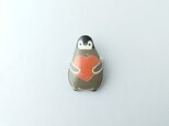 ハートと皇帝ペンギンひな 漆ブローチの画像