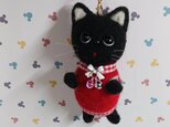赤い服着た 黒猫 ストラップ　　羊毛
