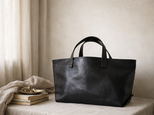 本革 スモールフィールドバッグ／ブラック｜端正なシルエットをまとう軽やかレザートート