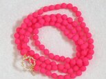 ネオンピンクのロングネックレス　オールノット仕上げ