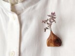私のブローチ　「花を連れる」