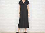 リネン素材のシンプルなVネックワンピース　ブラック