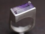 Tilted setting Bi-Color Amethyst Ringの画像