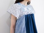 [予約販売] オーシャンブルーに舞う・幾何学模様とレースのコラージュブラウス（ハーフリネン×コットン）