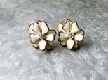 P668-ヴィンテージピアス U.S.A. Gold Tone White Enamel Rhinestone Flowerの画像