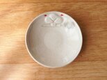 鼻としっぽがもっこりウサギ小皿(白つや有り)の画像