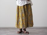 サイドの貝ボタンがポイント/ペイズリー柄ロングスカート