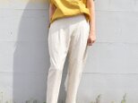 形のきれいなヘンプコットンのテーパードタックパンツ【生成り】