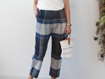 形のきれいな手織りコットンのテーパードタックパンツ【ワイドチェック】