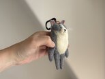 【mini】グレーのハチワレ猫のキーホルダー