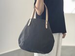 【2025新色】超軽量！塩縮ナイロンと極厚ヌメの丸型トートバッグ-Mサイズ【ダークグレー】の画像