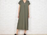 再販　コットン素材のシンプルなVネックワンピース　カーキ