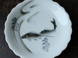 【特価¥1800→¥1000】鯉が可愛い◆瀬戸焼　印判波縁中皿　吹き墨み　骨董・antiques 大正〜昭和初期【傷有り】の画像