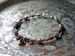 シルバー装飾ガーネットとお花インドシルバー、蓮華シルバー、カレンシルバー、ガーネットのブレスの画像