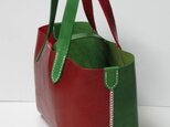 手縫い赤とグリーンの牛革を使ったトートバッグ