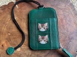 パスケース2枚用 小銭入れ付き(グリーンの革に茶トラ猫の刺繡)03003-45