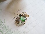 透き通るグリーンのバグブローチ