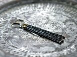 フランスアンティークブラックカットメタルビーズの4連ピアスの画像