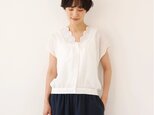 繊細な刺繍レースで上品に魅せる～麻100% Vネックブラウス 　半袖ブラウス　250710-1
