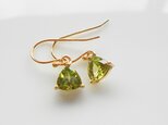美しい妖精　ペリドットのトライアングルファセットカットひと粒ピアス