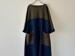 バイカラーのワンピース　カーキ&ネイビー