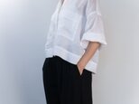 極上リネンのシアーなゆったりショートシャツ【白・6分袖・比翼仕立て・貝ボタン】