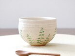 ころんと丸い彫り模様のお湯のみ 緑の葉のイメージ