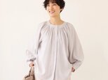 大人の可愛らしさを纏う ピンタック入りブラウス　シャツブラウス ライトグレー　250907-1