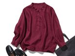 シーンを選ばず、さまざまなコーディネートの主役になるリネンブラウス 長袖ブラウス　ボルドー　250921-3