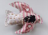 Brooches99 " pink bird"の画像