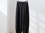 きれいに穿けるフロントタックパンツ　リネン100％　裾絞りハイウェストパンツ　ブラック　200805-5