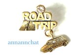 【アメリカ製 ロードトリップ 車が揺れる スワロフスキ―i付き 旅行 ピンブローチ②】