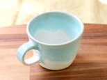 白釉と流れる水色の四角いマグカップ