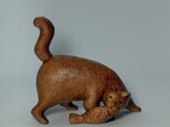 木彫り猫 彫刻作品｜片掌サイズ｜#006（魚をくわえた猫）