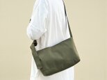 シンプルな形で飽きがこない 撥水加工ナイロンのショルダーバッグ DRIFTER-S:カーキ(コーデュラナイロン)