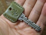 ヤモリ(家守)刻印のキーカバー オリーブ×ベージュ