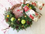 fresh（生花）の花材を使ったクリスマスリース『青りんごとヤシャブシ』
