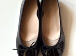 大人シンプル エナメルリボンバレエパンプス ブラック デイリーも通勤も◎